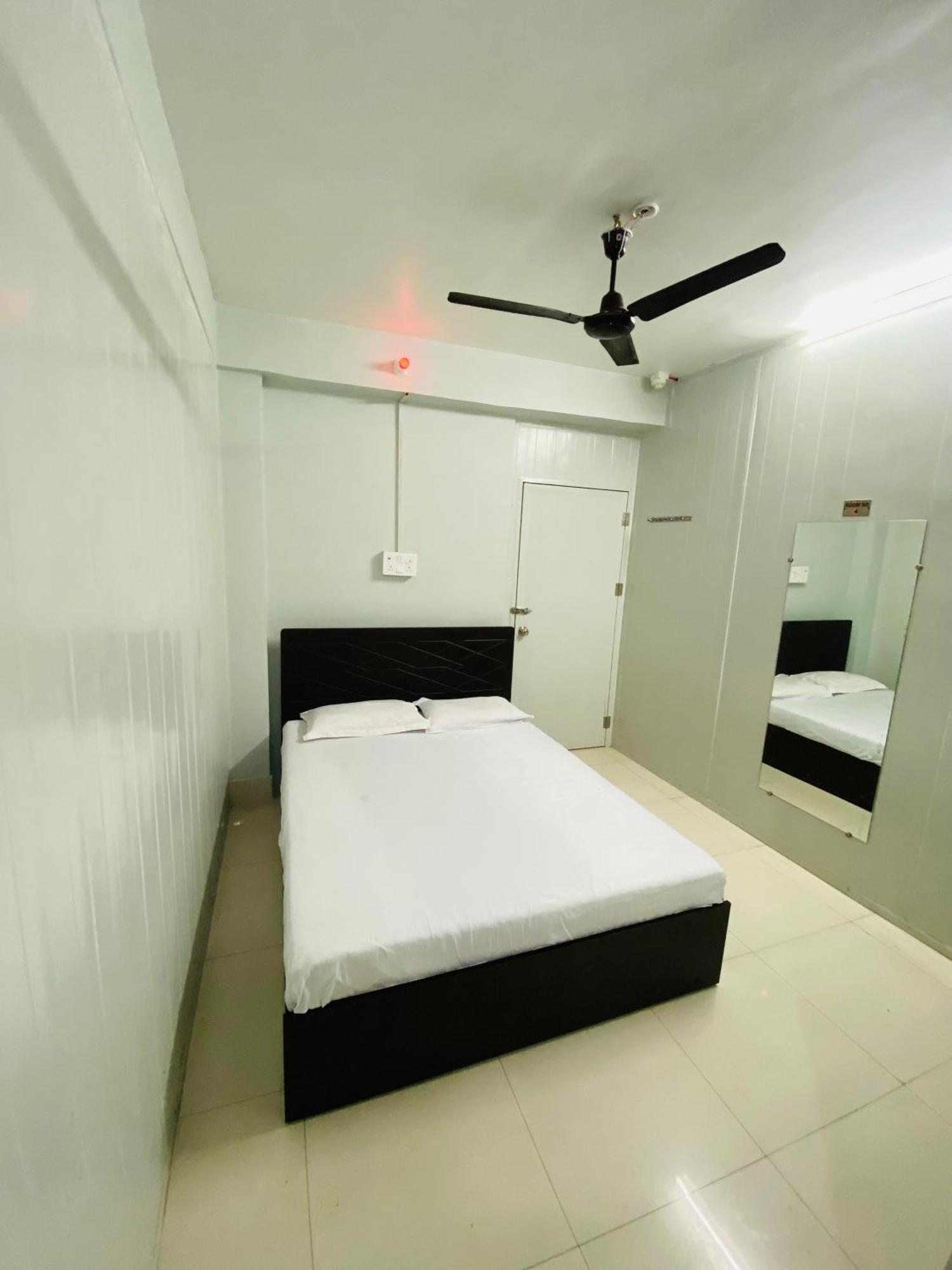 Homestay Ac Dormitory New Delhi Exterior photo